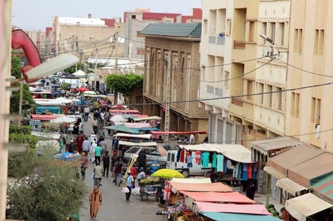 العروي : فوضى الباعة الجائلين بشارع عبد الكريم الخطابي وسط الحي الاداري تزيد الوضع حدة بالمدينة