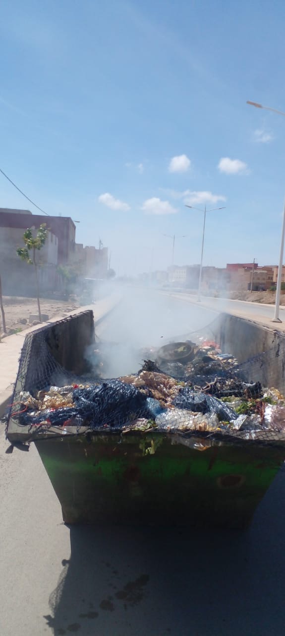 لولا الالطاف الالهية لوقعت كارثة : احتراق حاوية للازبال فوق شاحنة لنظافة بالعروي