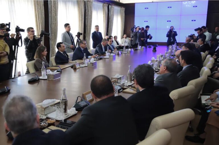 تفاصيل اتفاق جديد بين النقابات والحكومة .. زيادة في الأجور وتخفيض للضريبة
