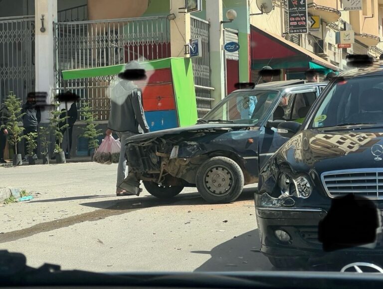 خسائر مادية جسيمة في حادثة سير بشارع محمد الخامس بالعروي