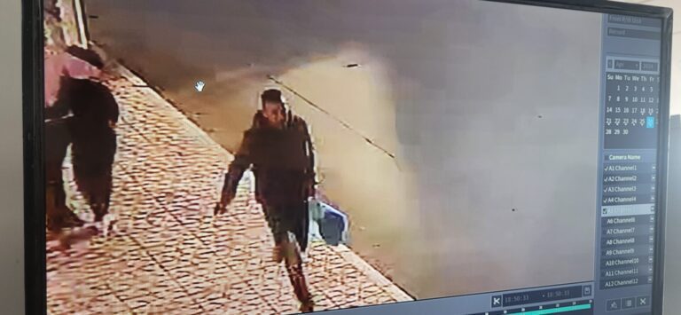 ‎كاميرات المراقبة توثق لحظة قيام شخص بسرقة لوحة الكترونية مهنية لميكانيكي بحي المسيرة بالعروي