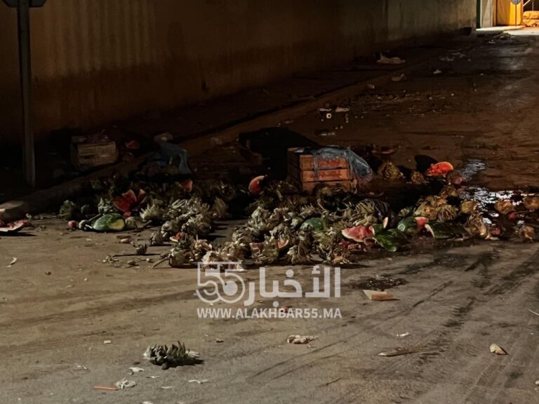 ‎صور حصرية : فوضى احتلال الملك العمومي تبلغ ذروتها بالعروي: باعة متجولون و”فراشة” يحولون شوارع إلى مطارح نفايات واسواق عشوائية مفتوحة وتساهل السلطات يكرس واقع السيبة