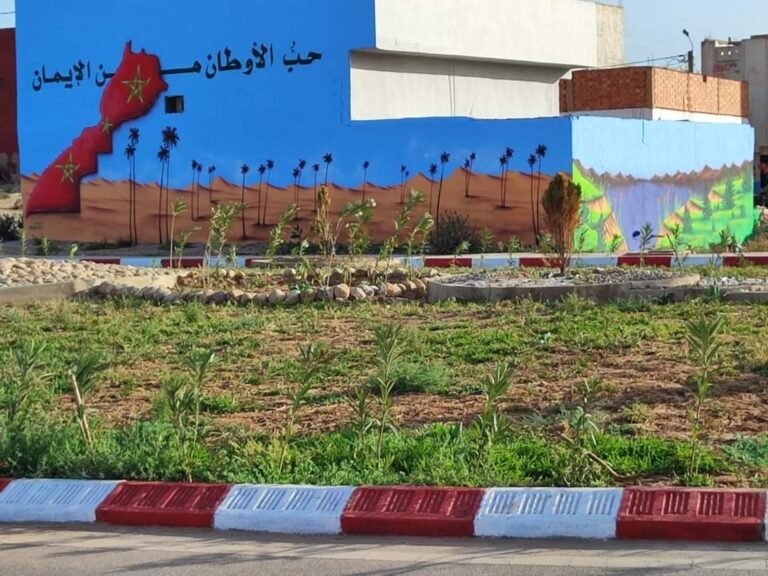 جمعية وزاج بتنسيق مع جماعة العروي ترسم جدارية كبيرة في الطريق المداري المؤدي لمطار العروي