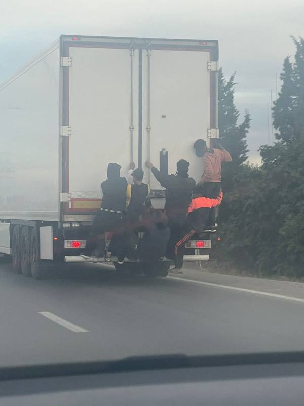 حراكة ” قاصرون يغامرون بأرواحهم عبر تسلق شاحنات النقل الدولي بالطريق الرابطة العروي والناظور 4 حراكة ” قاصرون يغامرون بأرواحهم عبر تسلق شاحنات النقل الدولي بالطريق الرابطة العروي والناظور