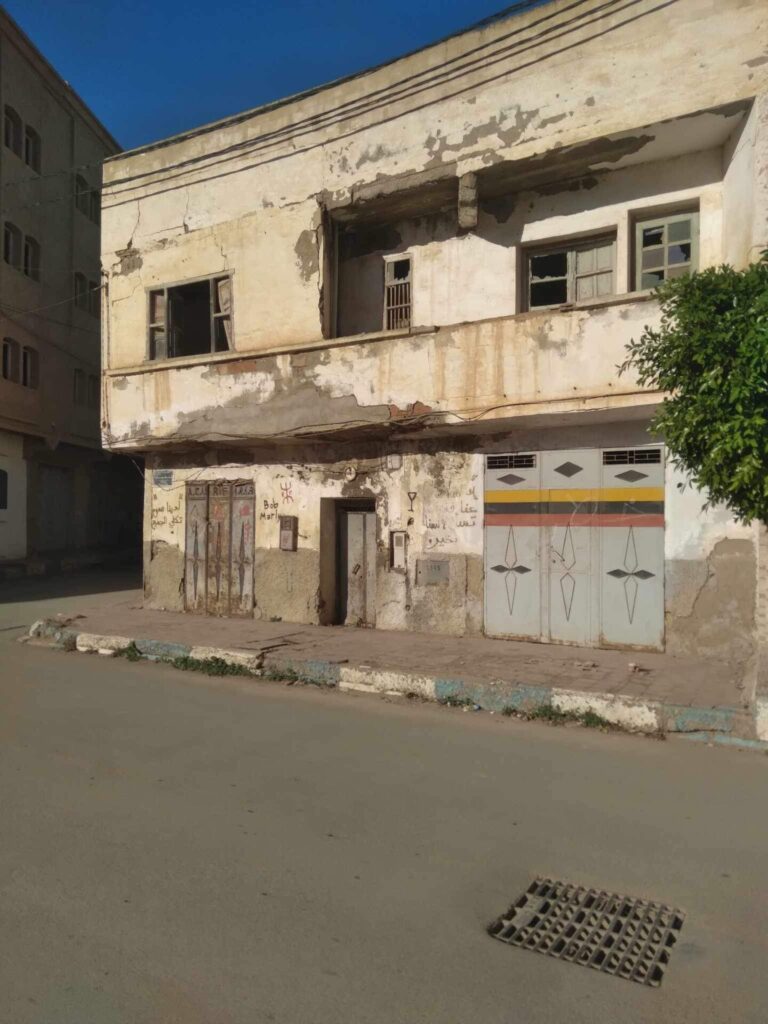 منزل آيل للسقوط يهدد سكاناً بحي براقة بالعروي