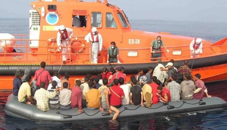 نقل 28 مهاجر الى الميريا بعد اسبوع من وصلوهم لجزيرة البوران