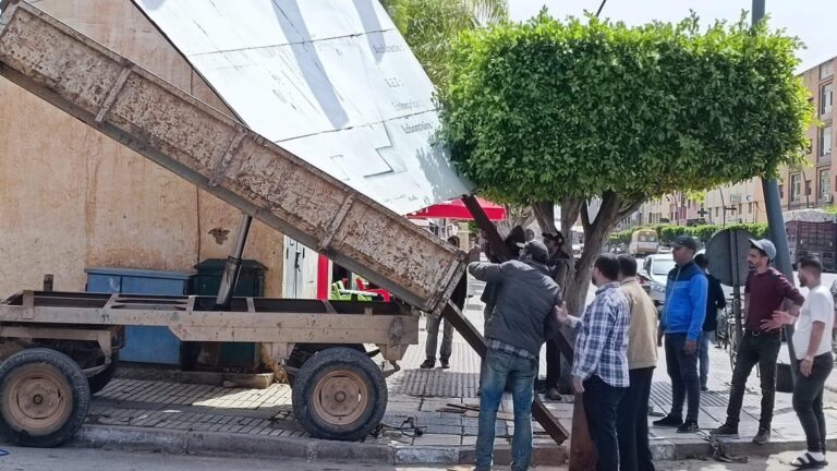 جماعة العروي تزيل اللوحات الاشهارية القديمة بالمدينة ، وتعيد اصلاحها وتثبيتها