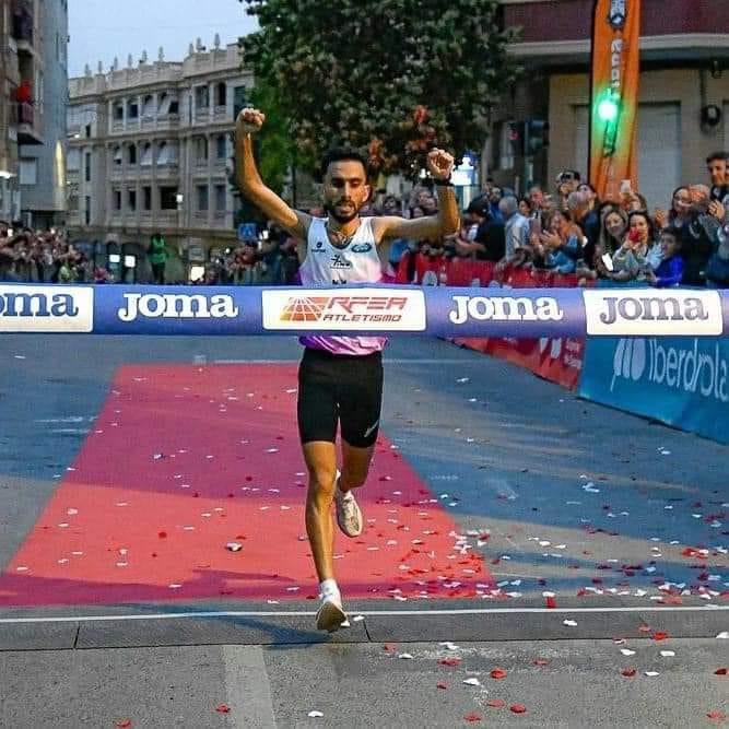 ‎محمد الطلحاوي ابن مدينة العروي يتوّج بلقب بطولة إسبانيا لسباق 10 كيلومترات