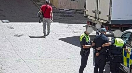 ‎إحداث فوضى ومهاجمة الشرطة بالشارع تجر مغربيا للتوقيف بإسبانيا
