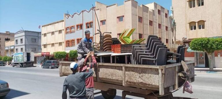 العروي : السلطات تشن حملة تنبيه وتحسيس ومراقبة للمقاهي ومحلات شارع الحسن التاني قبل التدخل