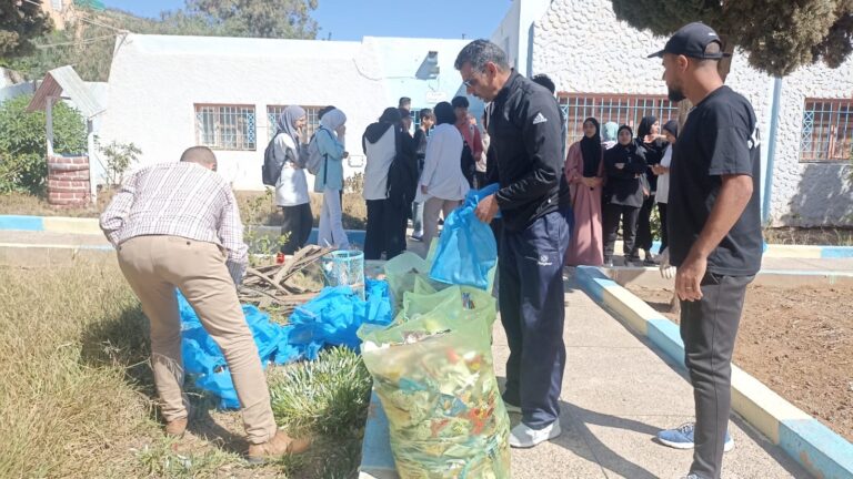 حملة بيئية تنظف فضاء ثانوية ابن سينا التأهيلية بأزغنغان