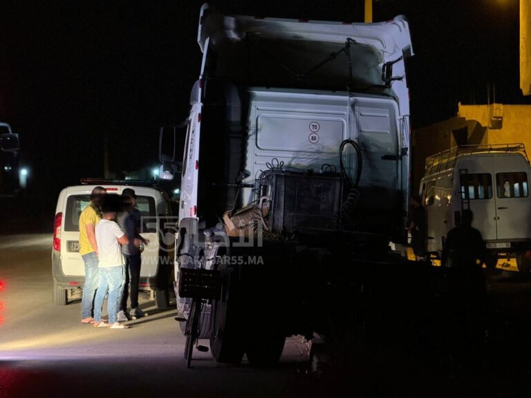العروي :شاحنة تصطدم بعمود كهربائي بالطريق المؤدية لتجزئة القضاوي