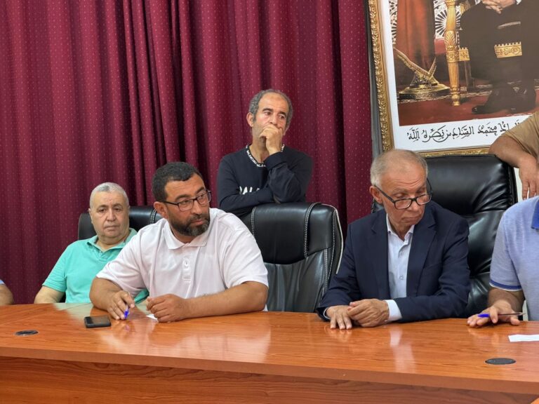 رئيس الجماعة ونوابه يعقدون اجتماعا مع عمال النظافة ويعلنون عن شعار العيد "لنحتفل بالعيد في اجواء نظيفة" 4 رئيس الجماعة ونوابه يعقدون اجتماعا مع عمال النظافة ويعلنون عن شعار العيد “لنحتفل بالعيد في اجواء نظيفة”