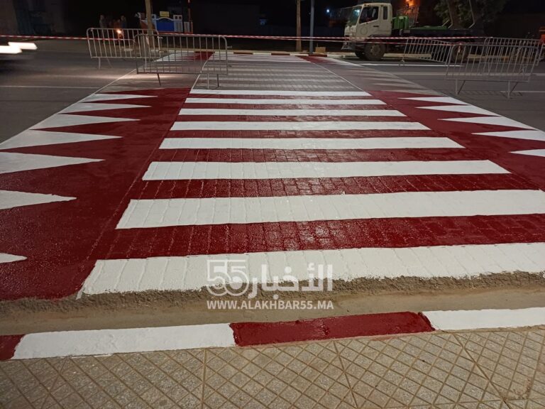 شاهدوا.. مصالح جماعة العروي تصبغ ممرا للراجلين بداية لحملة صباغة باقي الممرات والأرصفة بالمدينة 2 شاهدوا.. مصالح جماعة العروي تصبغ ممرا للراجلين بداية لحملة صباغة باقي الممرات والأرصفة بالمدينة