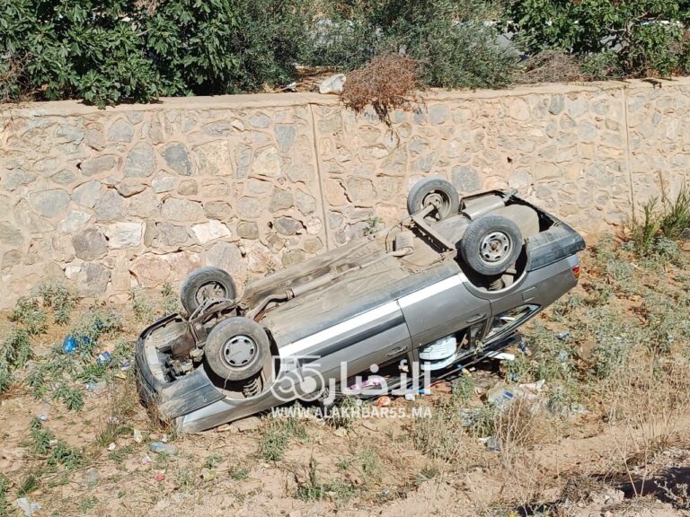 صور : سقوط سيارة بواد بين العروي وبني وكيل بدون تسجيل اي اصابات جسمانية 3 صور : سقوط سيارة بواد بين العروي وبني وكيل بدون تسجيل اي اصابات جسمانية