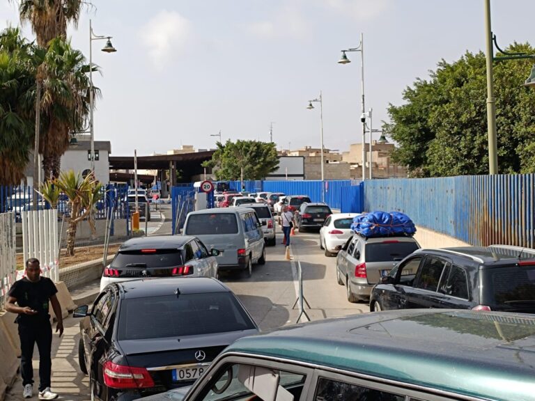 شاهد.. طوابير طويلة لسيارات الجالية تخنق المركز الحدودي لبني انصار
