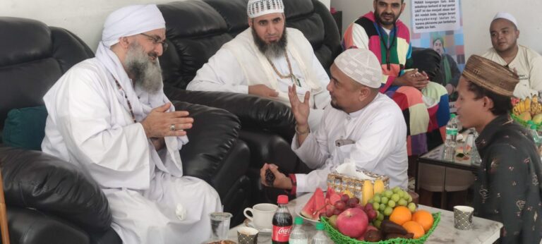 شيخ الزاوية الكركرية يحيي مجلس لطريقة بمدينة جاكرتا الاندونيسية