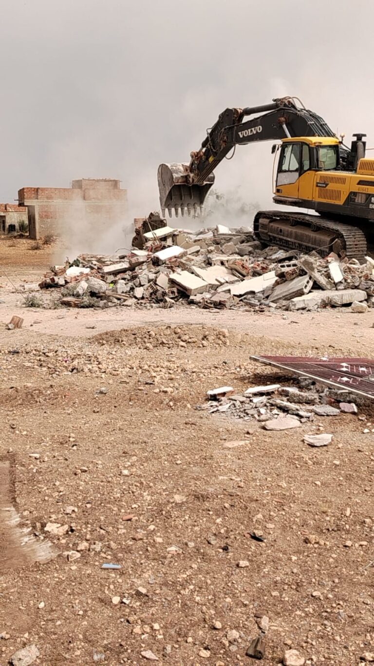 ‎استمرار عملية هدم منازل بالعروي لإنجاز مشروع تمديد مسار خط السكة الحديدية