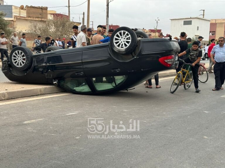حادثة سير خطيرة تؤدي الى انقلاب سيارة ميرسيدس بالطريق المدراية المتجة لمطار العروي