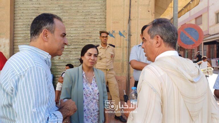 العروي : باشا المدينة ورئيس الجماعة بمعية مختلف المصالح يقود حملة كبيرة بشارع محمد الخامس والزهور 2 العروي : باشا المدينة ورئيس الجماعة بمعية مختلف المصالح يقود حملة كبيرة بشارع محمد الخامس والزهور