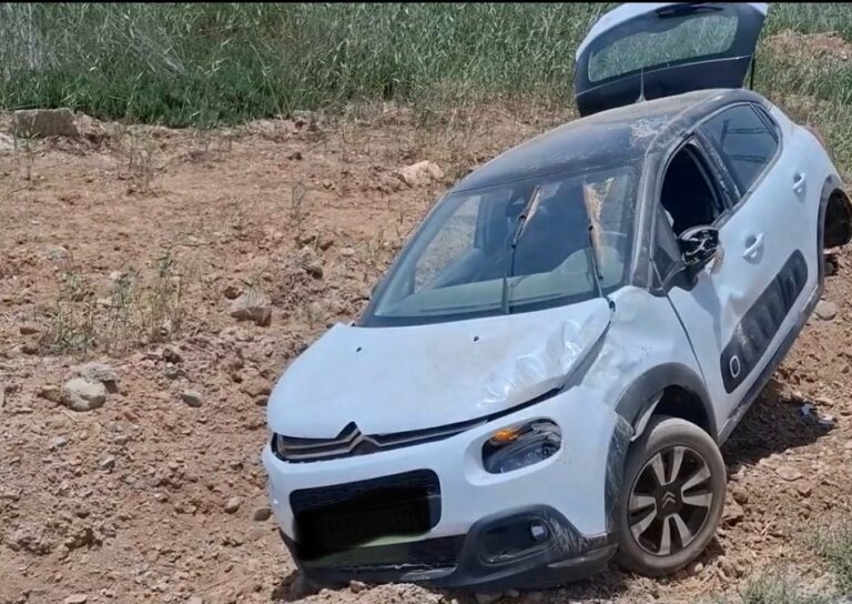 صور: انقلاب سيارة على متنها ثلاث فتيات بمدخل قرية أركمان
