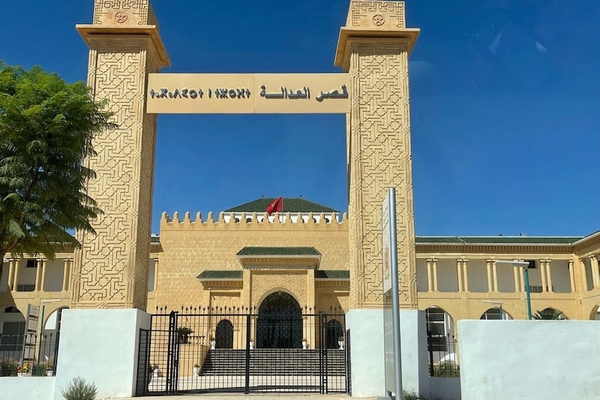 قاضي التحقيق بفاس يرسل قائدا وأعوانه ورئيس مقاطعة إلى سجن بوركايز