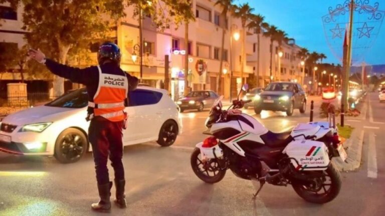 ضغط مروري والتوقف في اماكن المنع : فوضى مرورية بالعروي في ظل قلة العناصر الامنية