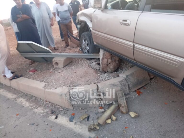 العروي : حادثة سير تتسبب في أضرار جسيمة واقتلاع علامة لتشوير ومطالب بوضع مدارة 7 العروي : حادثة سير تتسبب في أضرار جسيمة واقتلاع علامة لتشوير ومطالب بوضع مدارة