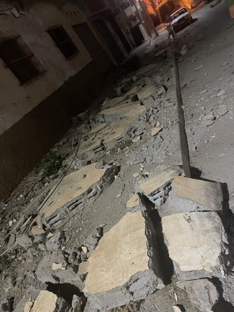 العروي : سقوط اجزاء من منزل ايل لسقوط يشكل خطر على المارة وسط تعقيدات قانونية