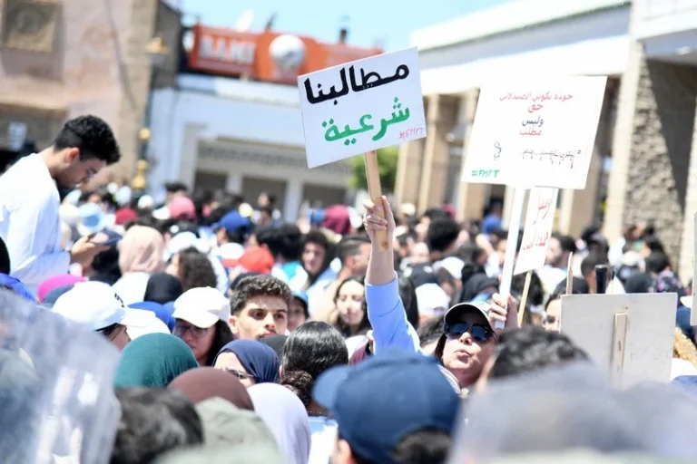 طلبة الطب والصيدلة بالمغرب يهددون بالتصعيد في ظل أنباء رسوب الآلاف