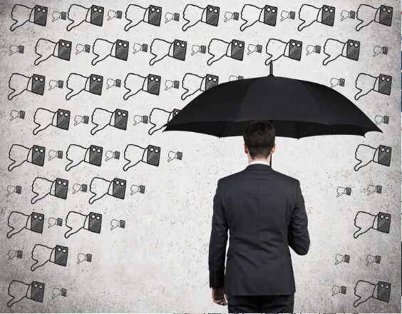 الإساءة إلى سمعة المؤسسات من قبل موظفيها: تأثيرات سلبية على الصورة المجتمعية