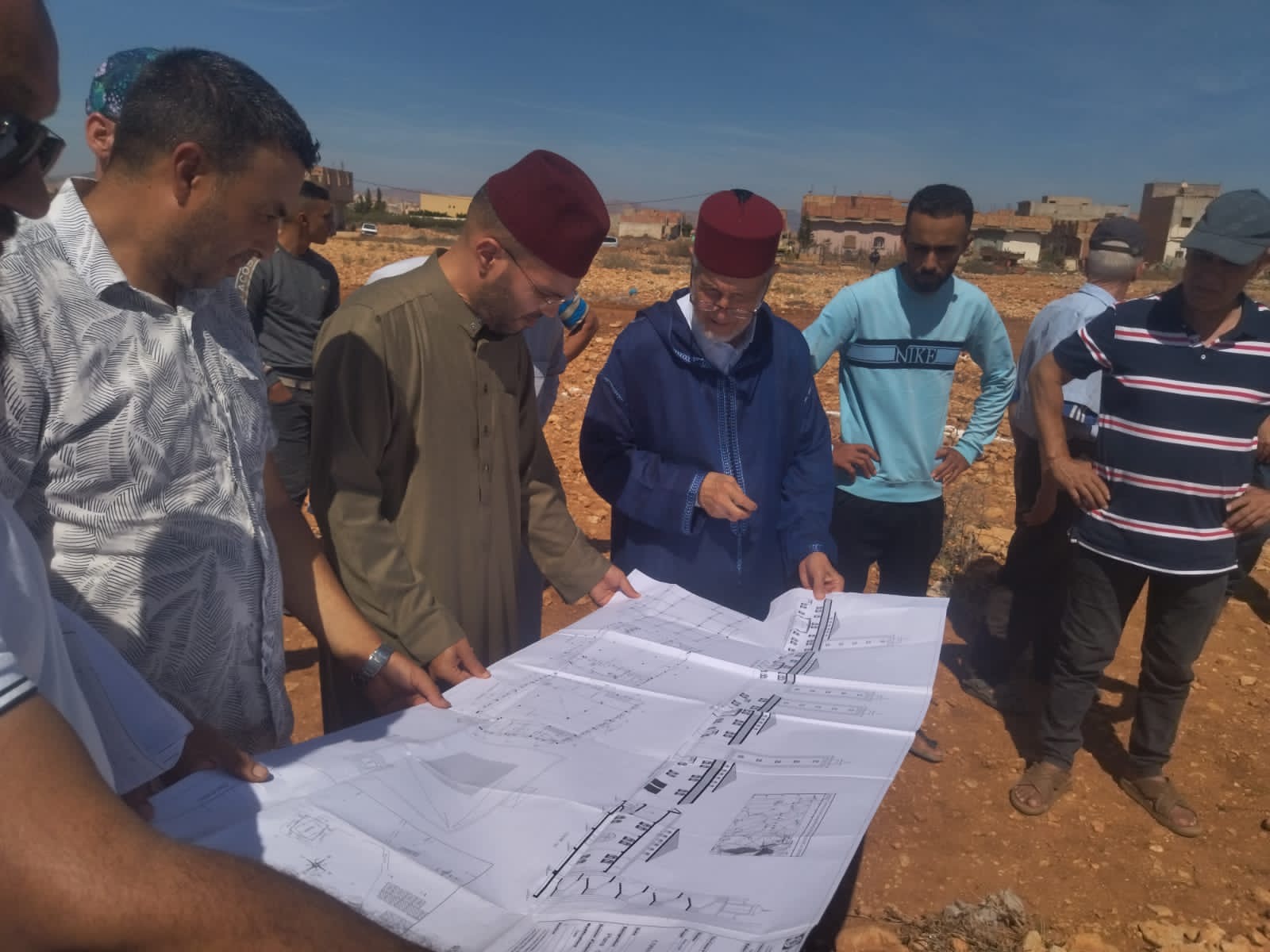 رئيس المجلس العلمي بالناظور يزور موقع بناء مسجد جديد بجماعة بني أوكيل لتحديد القبلة وإطلاق الأشغال