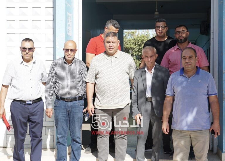 رفيق مجعيط بمعية اطر من مجلس جهة الشرق يعقدون لقاء عمل مع جماعة العروي واهم ما تم الاتفاق عليه : مشروع التهيئة الحضرية واحداث سوق اسبوعي