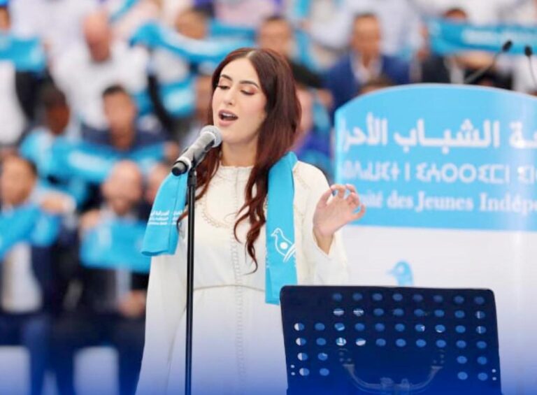 بشرى نايت القاضي تبهر الجمهور بأداء متميز لـ”نشيد الأحرار” في افتتاح جامعة الشباب الأحرار بأكادير
