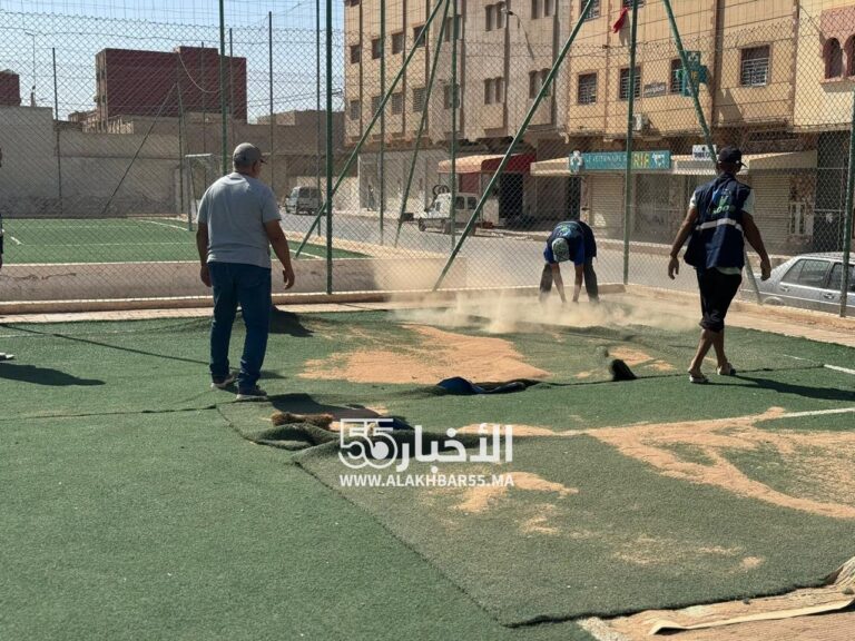 شركة “ناظور رياضة” تتدخل لإصلاح ملاعب القرب بالعروي