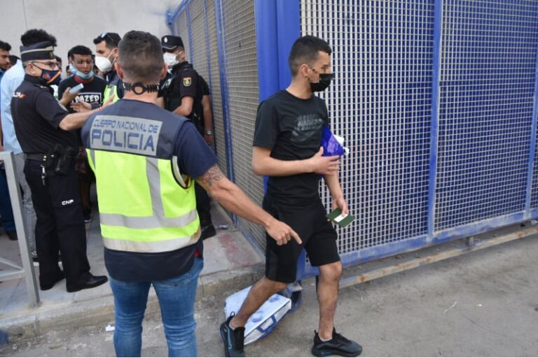 مليلية تسلم مهاجرين سريين للسلطات المغربية بعد أن دخلوا عبر قارب فانطوم