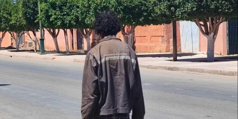 العروي تتحول إلى ملاذ للمختلين عقلياً: سيارات الإسعاف تُفرغ المرضى في الشوارع والمواطنون في خطر