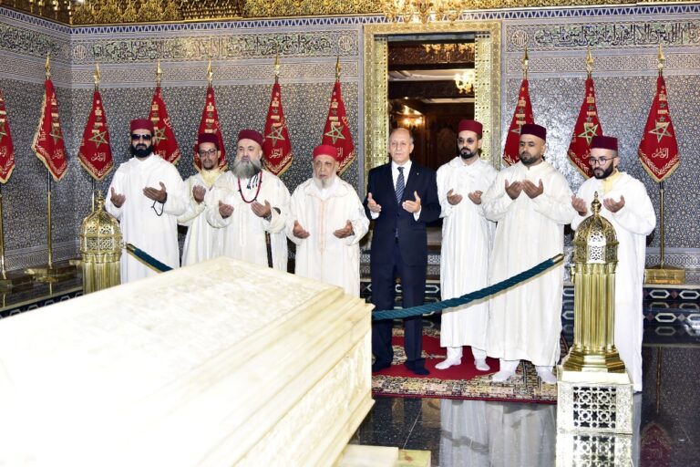 بمناسبة الذكرى 26 لرحيل الملك الحسن الثاني : الشيخ فوزي الكركري يترأس وفد لزيارة ضريح جلالة الملكين الراحلين الحسن الثاني ومحمد الخامس طيب الله ثراهما 3 بمناسبة الذكرى 26 لرحيل الملك الحسن الثاني : الشيخ فوزي الكركري يترأس وفد لزيارة ضريح جلالة الملكين الراحلين الحسن الثاني ومحمد الخامس طيب الله ثراهما