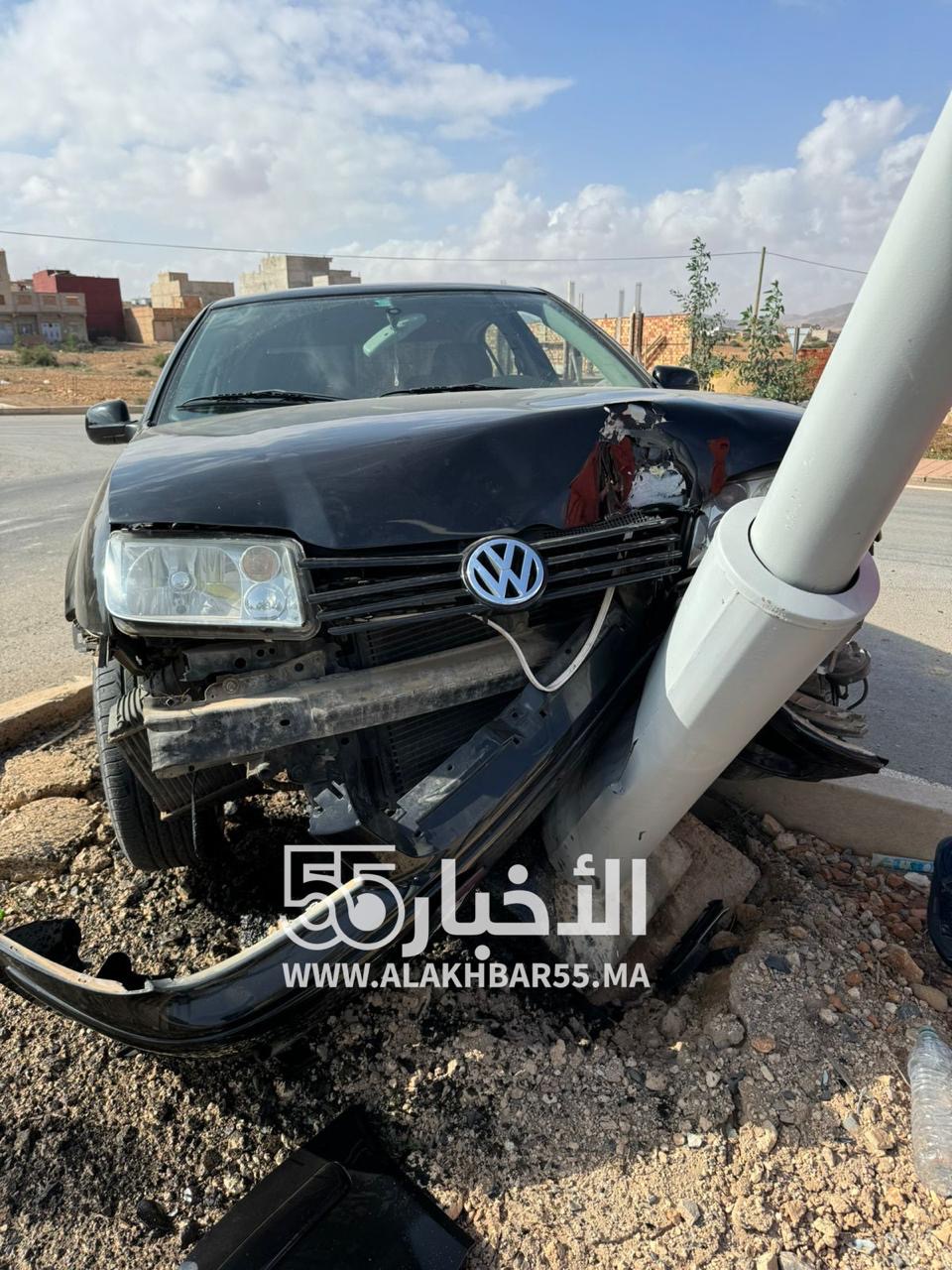 حادث سير بالعروي: اصطدام سيارة بعمود كهربائي يخلّف خسائر مادية جسيمة 1 حادث سير بالعروي: اصطدام سيارة بعمود كهربائي يخلّف خسائر مادية جسيمة
