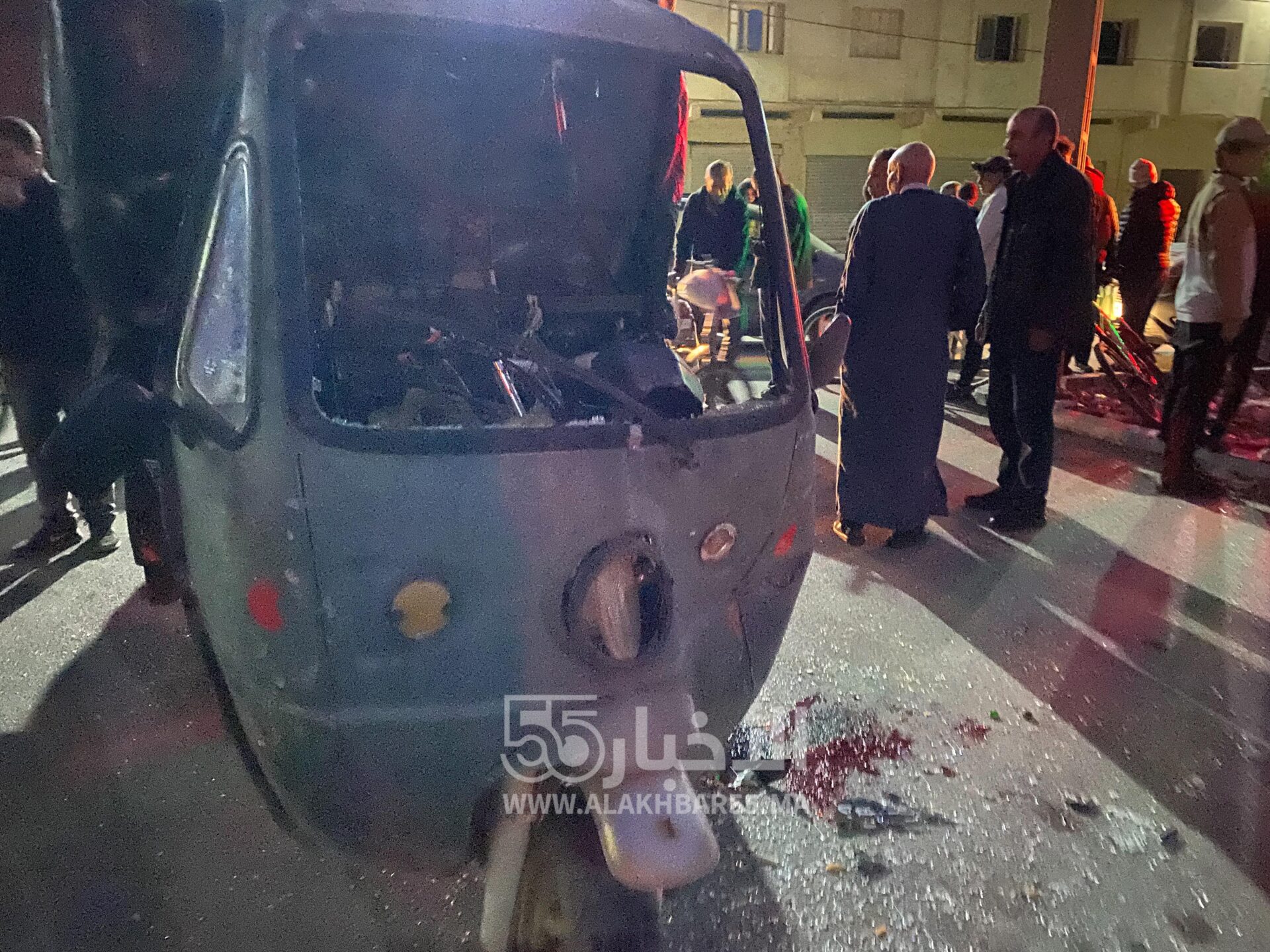 حادثة سير خطيرة بالعروي: اصطدام دراجة ثلاثية الدفع بسيارة وإصابة السائق بجروح خطيرة