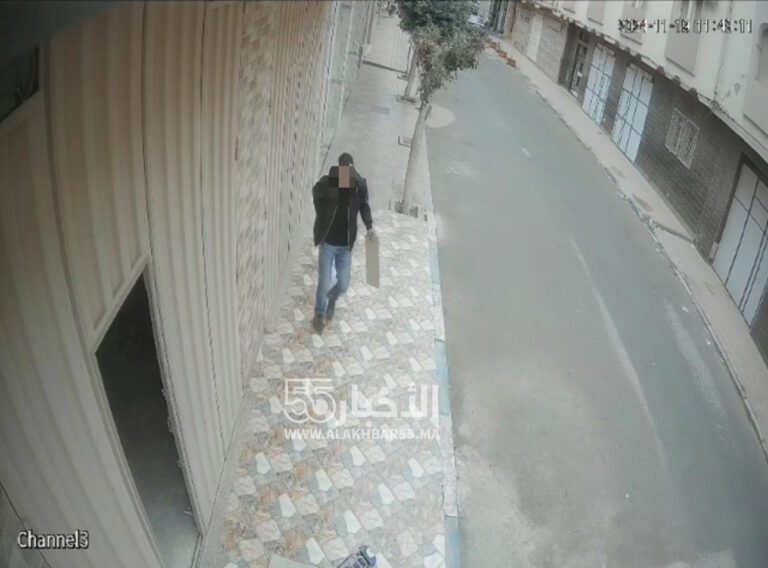 بالعروي…كاميرات المراقبة تكشف سارق هاتف بشارع لبنان في وضح النهار 4 بالعروي…كاميرات المراقبة تكشف سارق هاتف بشارع لبنان في وضح النهار