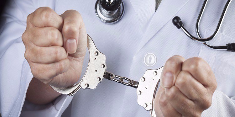 طبيب أسنان في تطوان في حالة اعتقال وصف قائد بـ الحمار