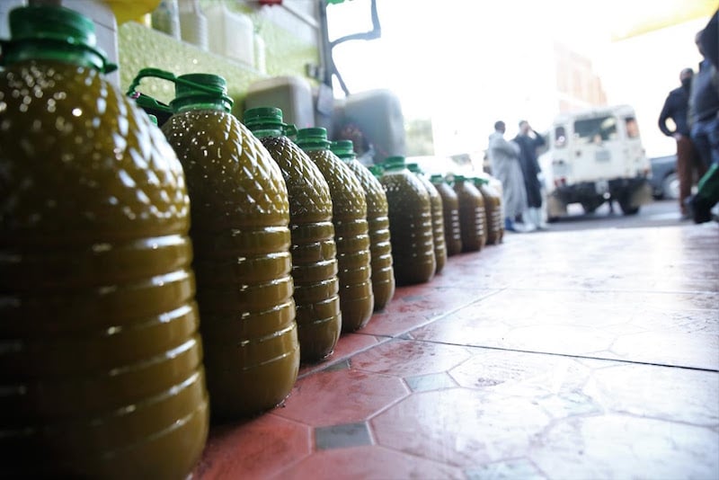 جمعيات حقوق المستهلك تحذر من شراء زيت الزيتون المعروض في الطرقات والأماكن العامة