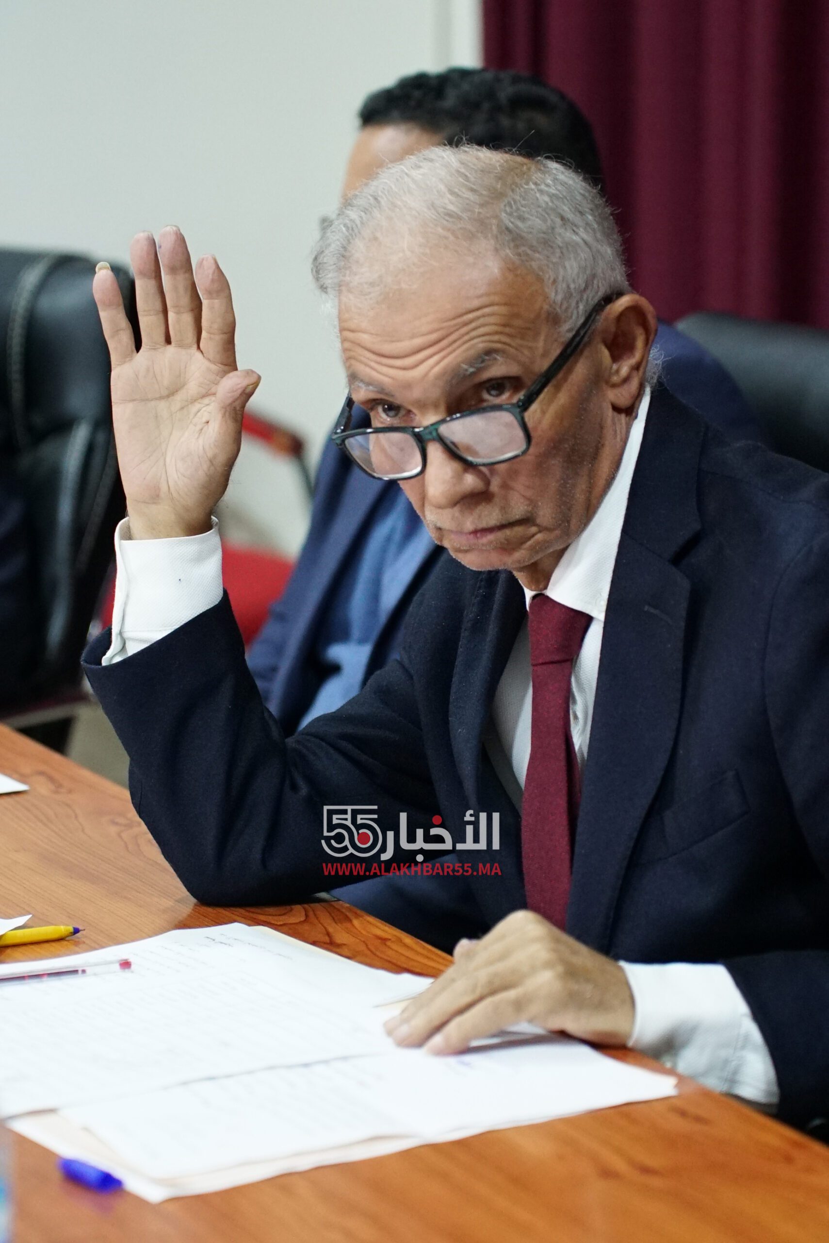 فيديو : رئيس جماعة العروي يتوعد بتطبيق القانون على الأعضاء المتغيبين في دورة استثنائية حافلة بالنقاش