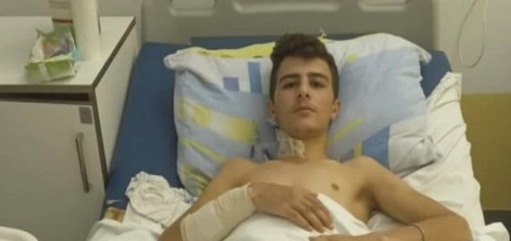 شهيد يتعرف على الشرطيين اللذان بترا ساقيه في صربيا. 4 شهيد يتعرف على الشرطيين اللذان بترا ساقيه في صربيا.