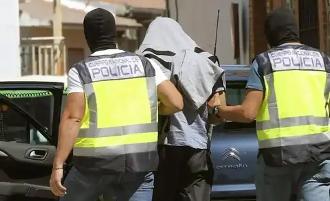 كان موضوع مذكرة توقيف دولية.. إسبانيا تعتقل مطلوباً للمغرب في قضية ترويج المخدرات