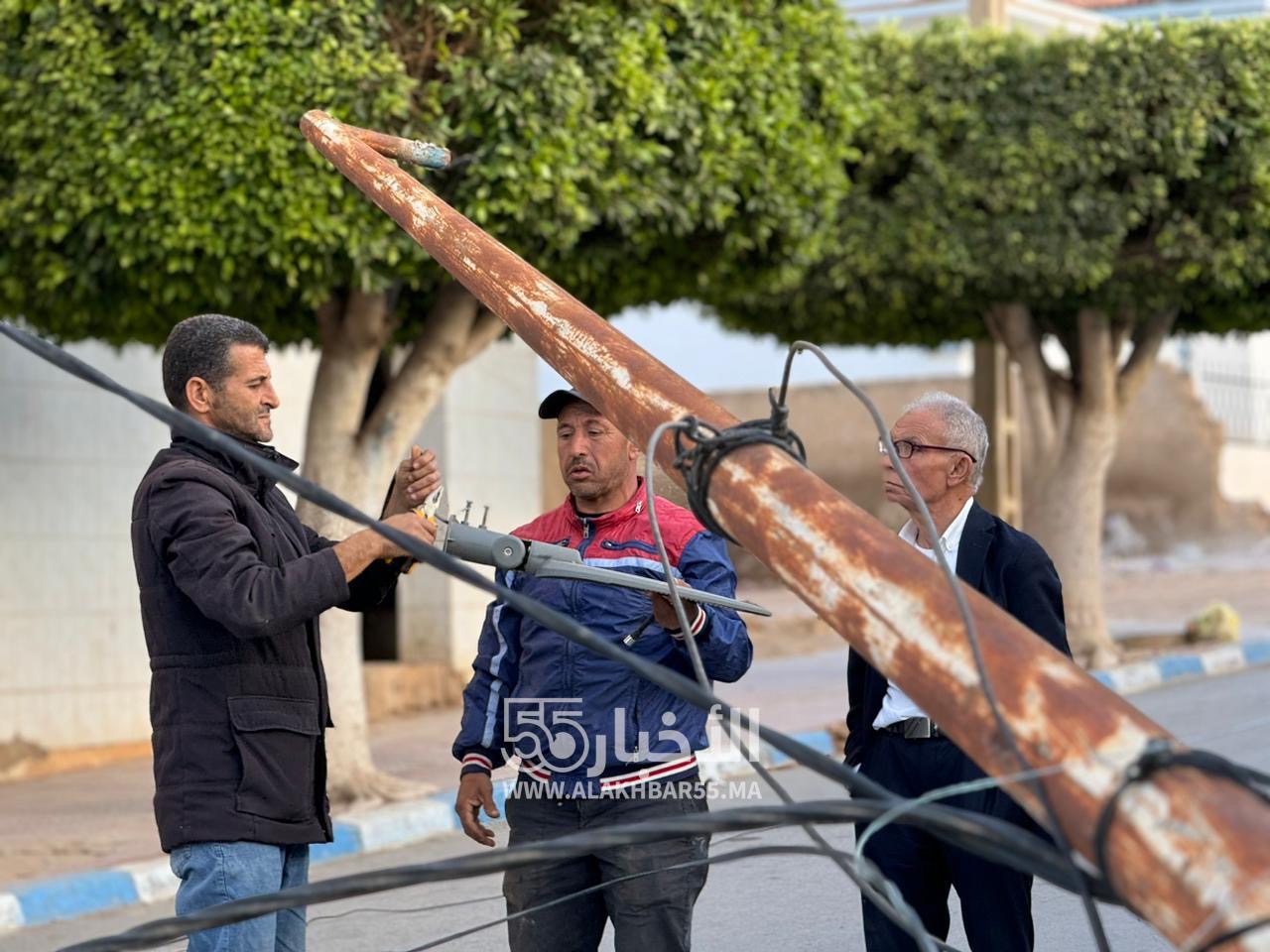 سقوط عمود كهربائي بالحي الإداري في العروي بسبب الرياح القوية التي تشهدها المدينة 1 سقوط عمود كهربائي بالحي الإداري في العروي بسبب الرياح القوية التي تشهدها المدينة
