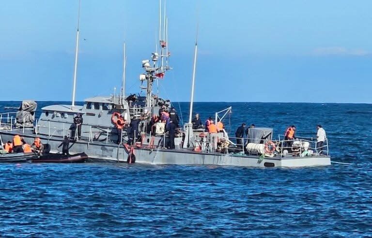 أبحرت من ميناء الناظور.. بيان القوات المسلحة يكشف تفاصيل العطب المفاجئ الذي أصاب وحدة خفر السواحل 7 جهود مكثفة لإنقاذ سفينة خفر السواحل المغربية الجانحة بين الناظور ومليلية
