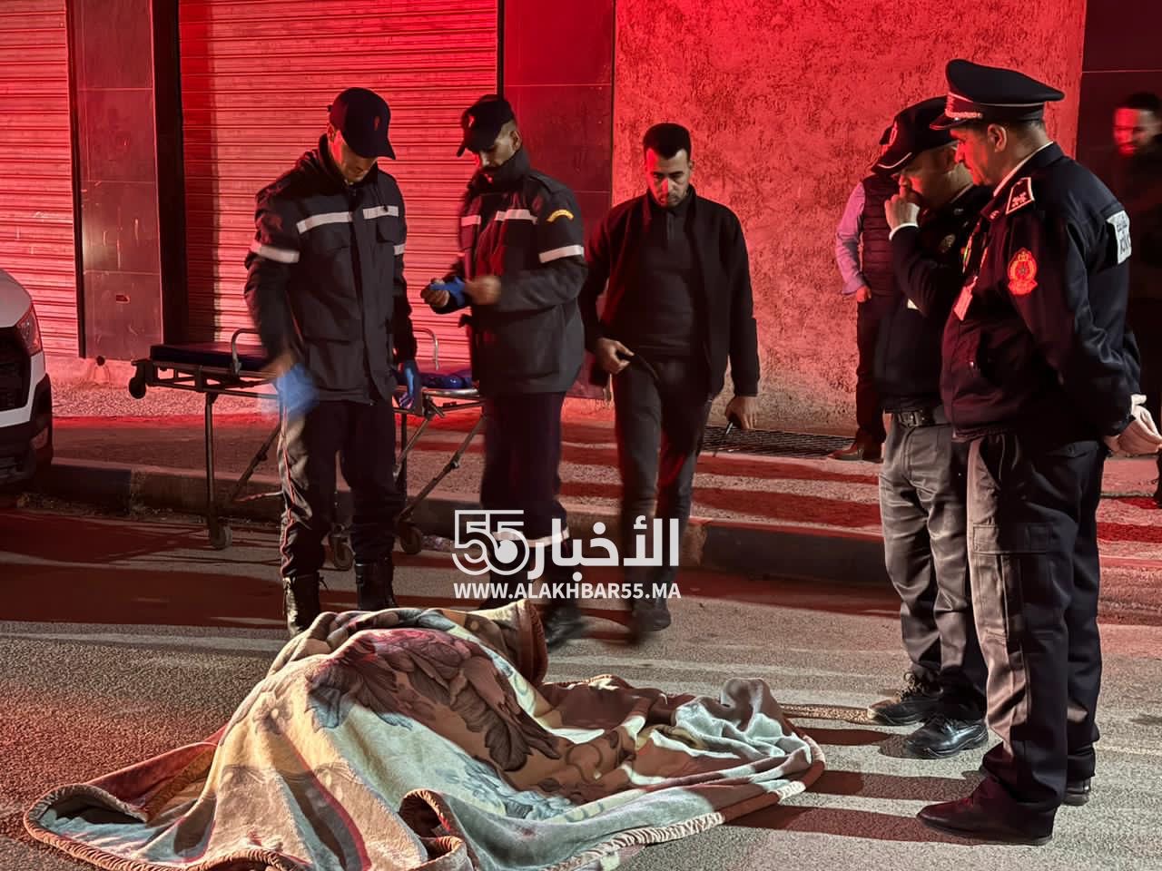 عاجل من العروي: استنفار أمني إثر العثور على شاب ثلاثيني وسط الشارع غارق في دماءه والمرجح انها عملية سقوط من منزل 1 العروي