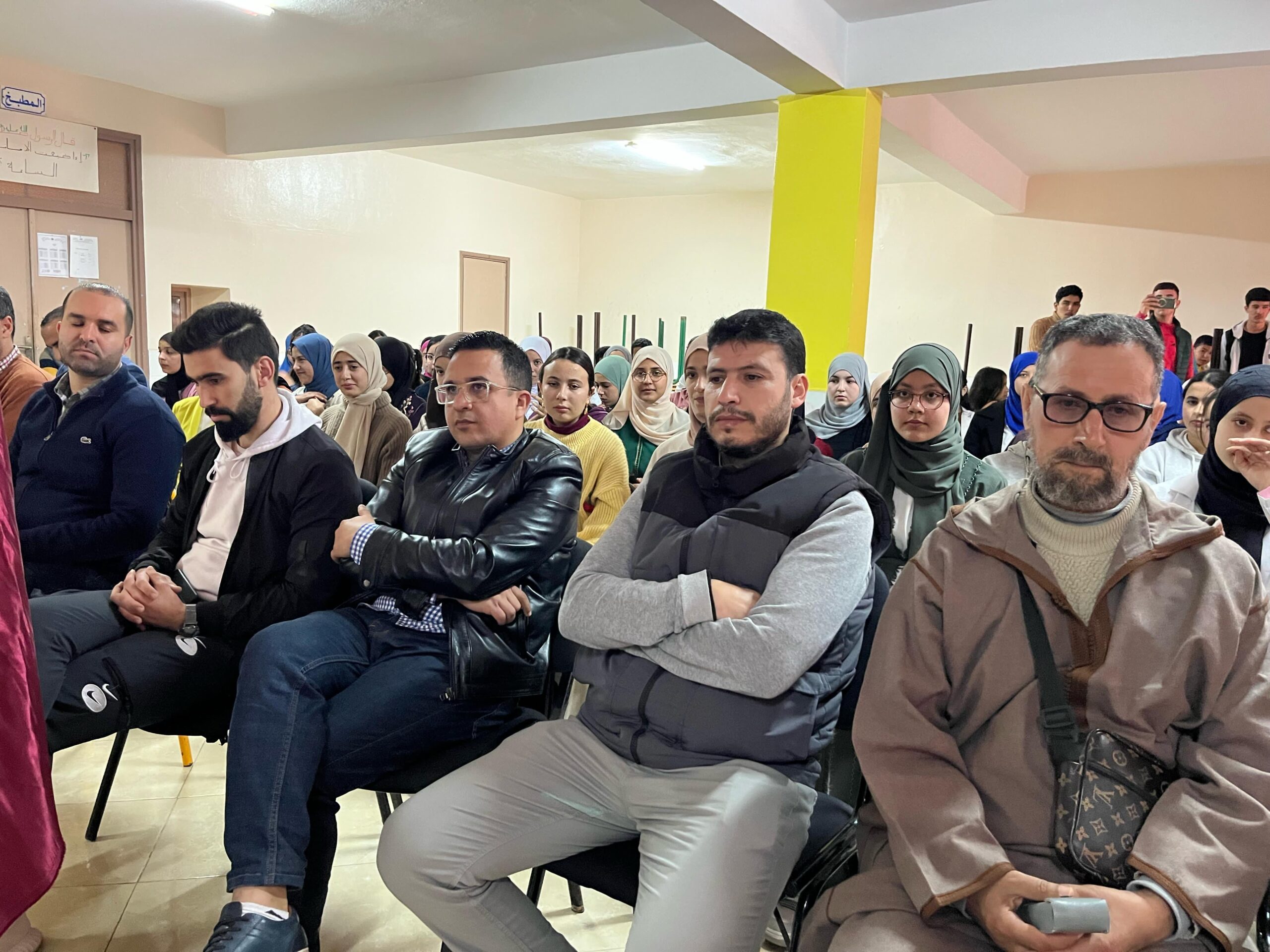 ثانوية ابن سينا تكرم تلاميذها المتفوقين